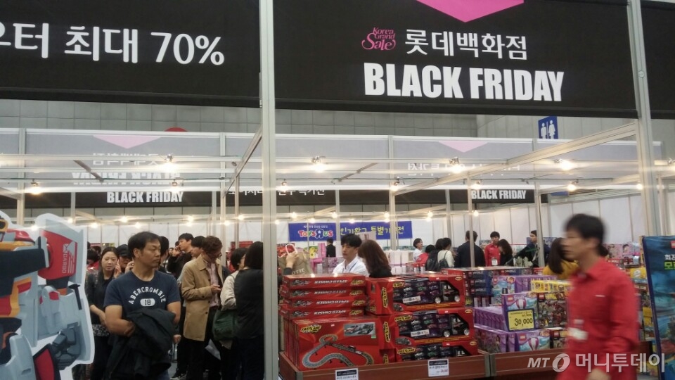 롯데백화점 블랙프라이데이 행사장에 토이저러스 매장. 사람들이 몰려 있다.
