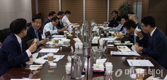지난달 17일 새누리당 핀테크 특별위원회 서상기 위원장(왼쪽 두번째)를 비롯한 위원들이 여의도 국회 의원회관에서 논의하는 모습. 최근 이 특위는 핀테크 진흥 등을 위한 9개 개정안과 3개 신설법안을 마련다. /사진=뉴시1