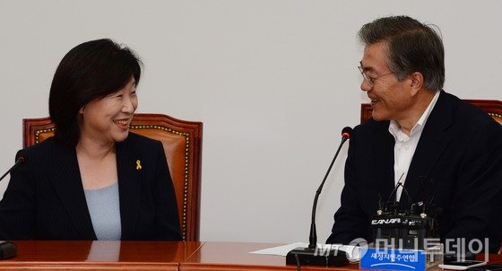 문재인 새정치민주연합 대표와 심상정 정의당 대표가 24일 서울 여의도 국회에서 만나 대화하고 있다. 2015.7.24/뉴스1 <저작권자 © 뉴스1코리아, 무단전재 및 재배포 금지>