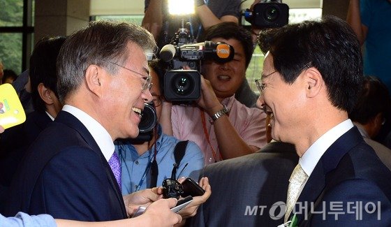 문재인 새정치민주연합 대표와 무소속 천정배 의원이 12일 오전 서울 서초동 국립외교원에서 열린 천 의원의 차녀 결혼식장에서 만나 악수하고 있다. 2015.9.12/뉴스1 <저작권자 © 뉴스1코리아, 무단전재 및 재배포 금지>