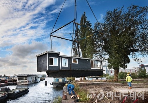 도시재생의 대표적 사례로 꼽히는 네덜란드 드 셰벨(De Ceuvel) 지역. 오염된 수변지역을 버려진 보트를 활용해 예술가들의 공간, 카페로 만들어 냈다. /사진=Space&Matter 홈페이지
