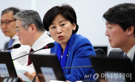 남인순 새정치민주연합 의원이 5일 오전 전북 전주시 덕진구 국민연금공단에서 열린 2015 보건복지위원회 국민연금관리공단 국정감사에서 최광 이사장에게 질문을 하고 있다.2015.10.5/뉴스1   <저작권자 © 뉴스1코리아, 무단전재 및 재배포 금지>