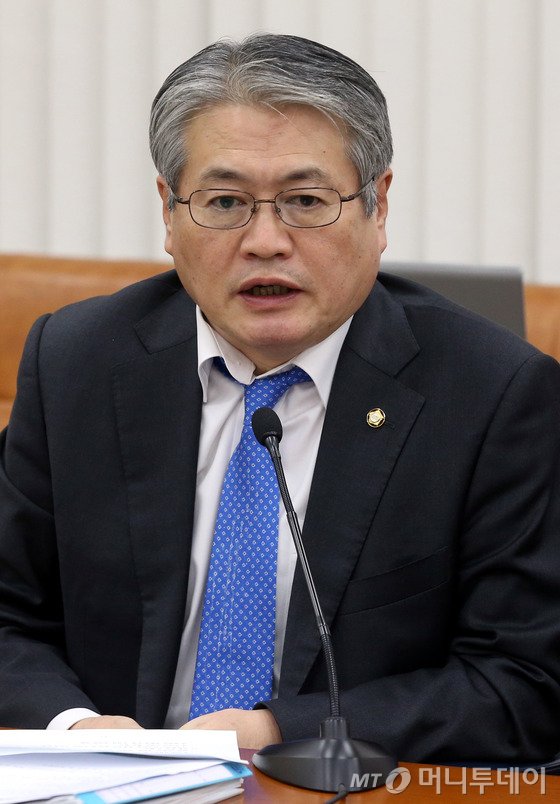 10일 오후 서울 여의도 국회 보건복지위원회 전체회의장에서 열린 중동호흡기증후군(메르스) 대책 특별위원회 전체회의에서 야당 간사로 선임된 김용익 새정치민주연합 의원이 인사말을 하고 있다. 2015.6.10/뉴스1  <저작권자 © 뉴스1코리아, 무단전재 및 재배포 금지>