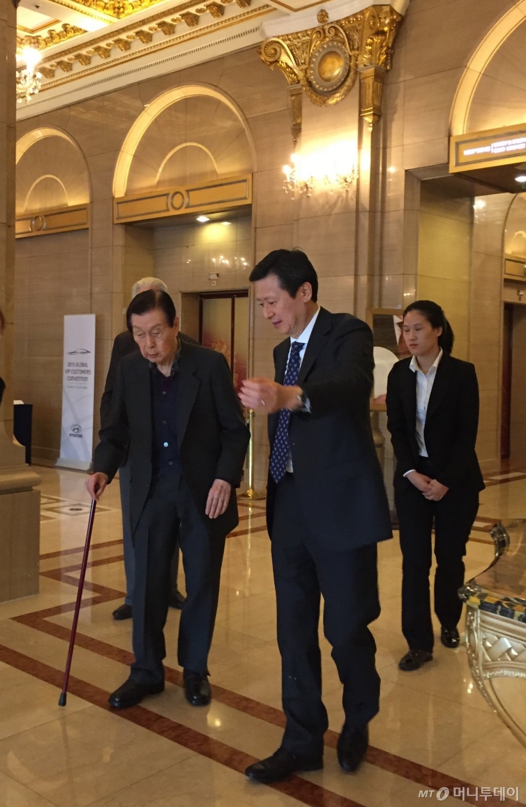 신격호 총괄회장이 19일 오후 건강검진을 위해 출타하고 있다. /사진제공=SDJ코퍼레이션