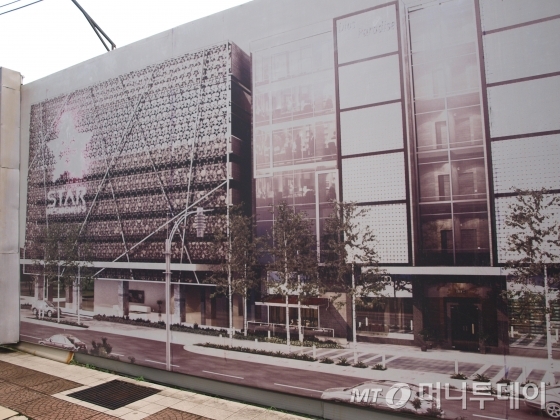 삼성물산이 시공하고 있는 초고층 주상복합빌딩인 '스타레지던스' 공사현장에 걸려있는 조감도. /사진=송학주 기자