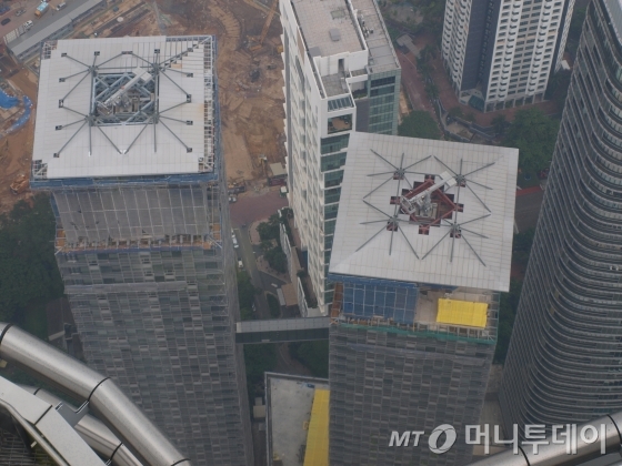 말레이시아 최고층 페트로나스 트윈타워에서 바라 본 '르 누벨 레지던스' 모습. / 사진=송학주 기자