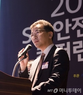 오정훈 현대자동차 제어개발전략팀장이 21일 '2015 SW 안전성 컨퍼런스'에서 현대기아자동차의 SW 안전성 강화 성과와 계획에 대해 발표하고 있다.