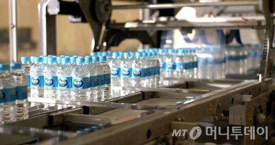 농심 중국 옌볜 백산수 신공장 생산설비에서 백산수가 만들어지고 있다./사진제공=농심