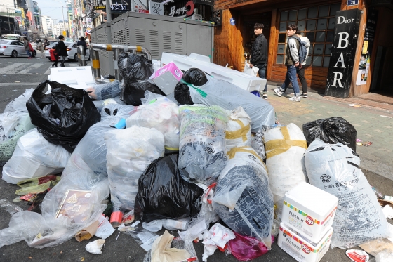 지난 3월 15일 부산진구가 시민 경각심을 높이는 차원에서 실시한 서면거리 '청소 안하는 날' 오후 서면 1번가 인근 방치돼 있는 쓰레기 옆을 시민들이 지나가고 있다. 부산지역 최대 번화가인 서면 특화거리가 '쓰레기특화거리'로 변해 악취를 풍기고 있다. /사진=뉴스1 DB