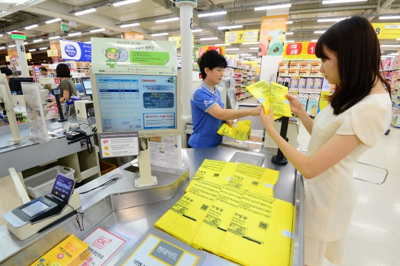 지난 8월 서울 영등포구의 한 대형마트에서 한 시민이 종량제 봉투를 구입하고 있다. /사진=뉴스1 사진DB