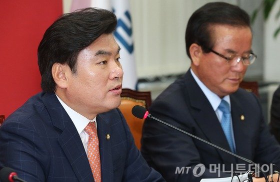 새누리당 원유철 원내대표가 21일 서울 여의도 국회에서 열린 최고중진연석회의에서 모두발언을 하고 있다. 2015.10.21/뉴스1  <저작권자 © 뉴스1코리아, 무단전재 및 재배포 금지>