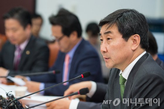 이종걸 새정치민주연합 원내대표가 22일 서울 여의도 국회에서 열린 정책조정회의에서 모두발언을 하고 있다. 이 원내대표는 이날 박근혜 대통령의 여야 지도부 회동을 앞두고 여야 대변인이 회동을 참관토록 해줄 것을 청와대 측에 거듭 요구했다. 2015.10.22/뉴스1  <저작권자 © 뉴스1코리아, 무단전재 및 재배포 금지>