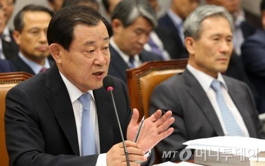 이병기 대통령 비서실장이 23일 서울 여의도 국회에서 열린 운영위원회의 대통령비서실·국가안보실·대통령경호실에 대한 국정감사에서 의원들의 질의에 답하고 있다. 2015.10.23/뉴스1