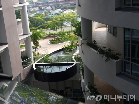 지난 10일 리센룽 싱가포르 총리가 준공식에 참석해 예정시간보다 2시간 이상 지체해가며 엄지를 치켜세운 ‘응텡퐁 종합병원’ 모습. 환자들이 푸른 녹지를 볼 수 있도록 설계됐다. / 사진=송학주 기자