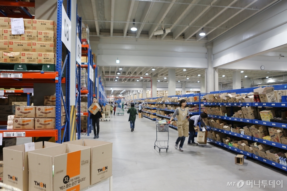 티몬 물류창고는 대형마트를 매우 크게 확장한 듯한 모습이었다. 피킹 직원들은 고객들의 주문 상품을 차례로 찾아 박스에 담는다. 마치 대신 장을 봐주는 '쇼핑 아바타' 같다.