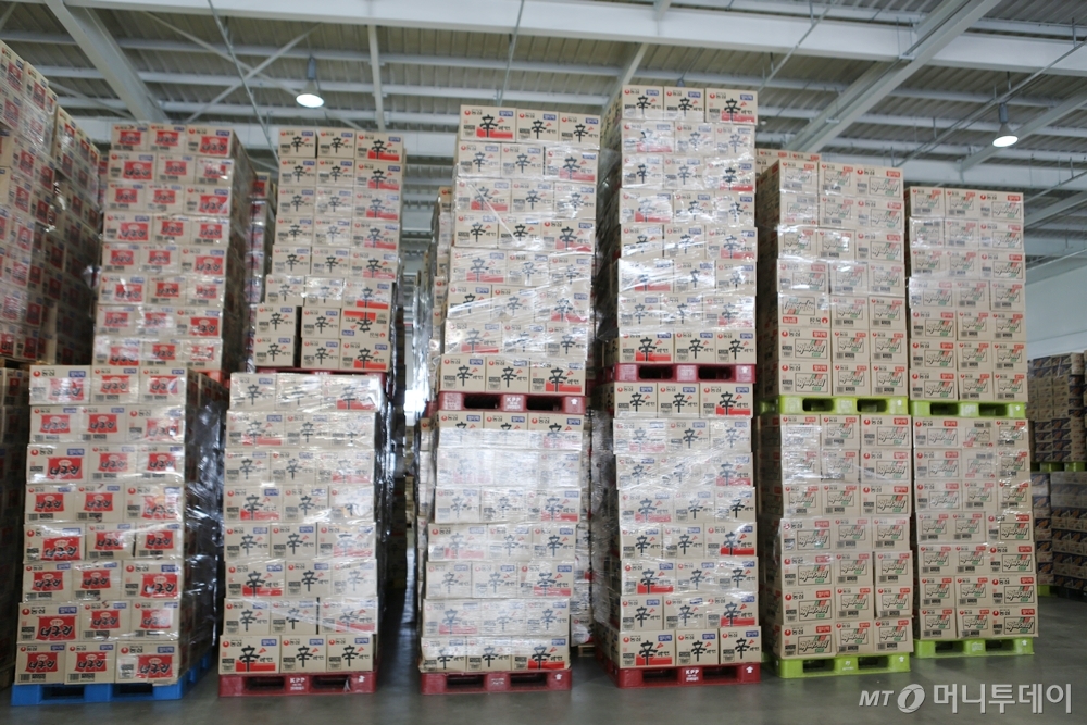 티몬 물류창고에 쌓여 있는 라면 제품들. 하루에 한 품목이 수 천 박스씩 나갈 정도라고 한다.