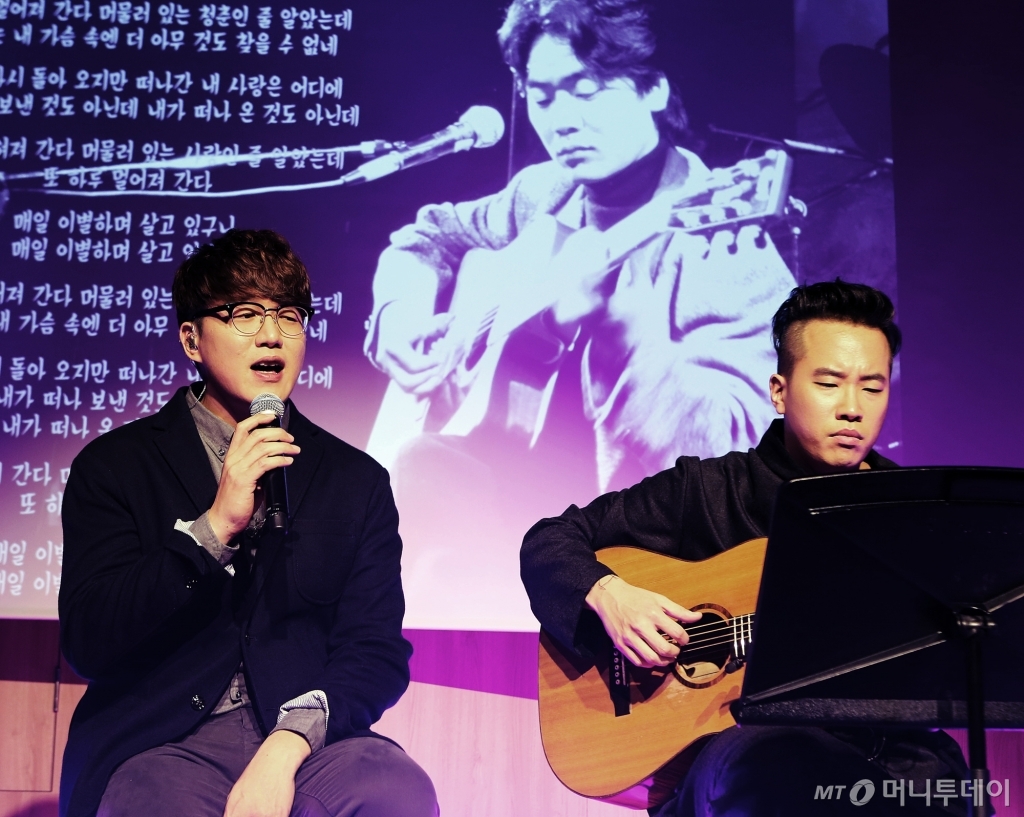 26일 오후 8시 서울 이태원 스트라디움에서 열린 SK텔레콤 '연결의 신곡발표' 무대. 고 김광석의 멜로디에 이지혜씨의 가사 '그런걸까'가 붙여진 곡을 가수 성시경(왼쪽)이 노래하고, 정재일이 어쿠스틱 스타일로 반주하고 있다. /사진제공=SK텔레콤