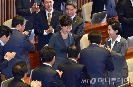 박근혜 대통령이 27일 국회 본회의에서 2016년도 예산안 시정연설을 하기위해 입장하고 있다. 2015.10.27/뉴스1