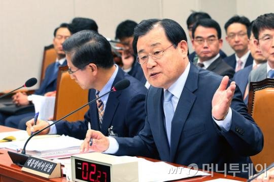 이병기 청와대 비서실장이 28일 서울 여의도 국회에서 열린 운영위원회 전체회의에 출석해 의원들의 질의에 답하고 있다.이날 이 비서실장은 한국사 교과서 국정화 관련 업무를 하는 교육부TF(태스크포스)팀에 대해 야당의 의혹제기 이전에는 TF의 존재를 전혀 몰랐다고 밝혔다. 2015.10.28/뉴스1