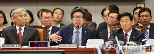 박형준 국회 사무총장이 22일 오후 서울 여의도 국회에서 열린 운영위원회 국회사무처, 국회도서관 등에 대한 국정감사에서 의원들의 질의에 답하고 있다. 2015.10.22/뉴스1