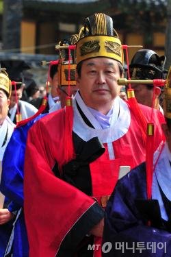 김무성 새누리당 대표가 29일 경북 경주시 충효동 숭무전 가락 종친회 추향대제에서 초헌관으로 제사를 모시기 위해 자리를 옮기고 있다.   추향 대제는 음력으로 9월 17일에 올린다.2015.10.29/뉴스1  <저작권자 © 뉴스1코리아, 무단전재 및 재배포 금지>