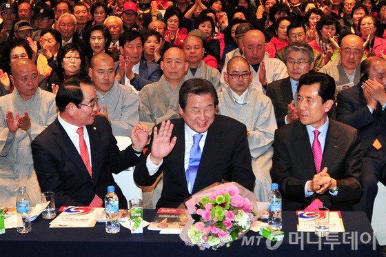 김무성 새누리당 대표가 29일 오후 경북 포항시 남구 필로스 호텔에서 열린 새누리당 포항남·울릉 당원 교육에 참석해 사회자의 네번째 소개에 손을 흔들어 인사를 하고 있다.2015.10.29/뉴스1  <저작권자 © 뉴스1코리아, 무단전재 및 재배포 금지>