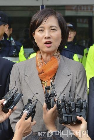 새정치민주연합 유은혜 의원이 26일 오전 서울 종로구 국립국제교육원에서 역사교과서 국정화 비밀 TF(태스크포스)' 관련 기자회견을 하고 있다. 의원들은 교육부가 역사교과서 국정화 작업을 추진하는 비밀 TF를 국립국제교육원에서 운영 중이라고 주장했다. 2015.10.26/사진=뉴스1