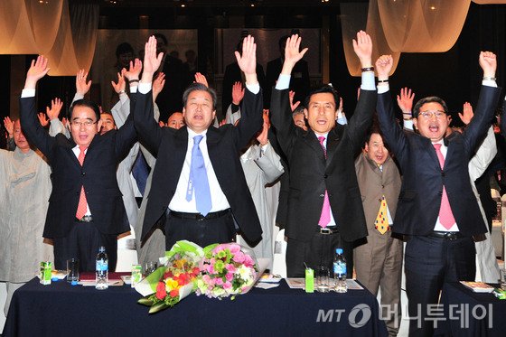 김무성 새누리당 대표가 29일 오후 경북 포항시 남구 필로스 호텔에서 열린 새누리당 포항남, 울릉 당원 교육에 참석해 당원들에게 특강 마친 후 박명재 의원(왼쪽),이강덕 포항시장(오른쪽두번째),당원들과 함깨 대한민국과 포항 발전을 위해 만세를 하고 있다. /사진= 뉴스1