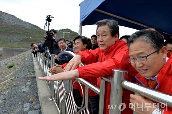 김무성 새누리당 대표가 28일 대청댐을 찾아 가뭄 현황을 살펴보고 있다. /사진= 뉴스1