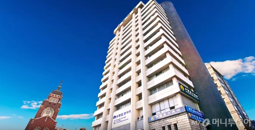 2010년 9월, 증도가자를 소장하고 있다고 주장하며 실물을 공개한 서울 다보성고미술전시관(관장 김종춘). 남권희 경북대 교수와 김 관장은 이 활자가 식민지시대 개성에서 일본으로 유출됐다 국내로 들어왔다고 주장했다. /사진제공=다보성고미술전시관