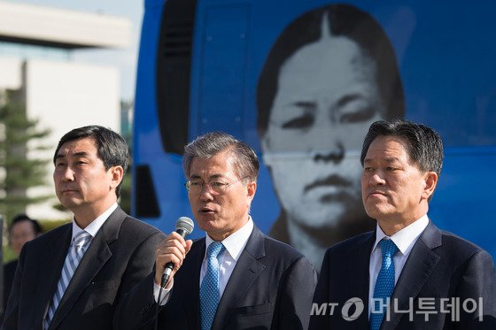 문재인 새정치민주연합 대표가 28일 서울 여의도 국회 본청 앞에서 열린 국정교과서 반대 홍보 버스 출정식에서 모두발언을 하고 있다. /사진=뉴스1