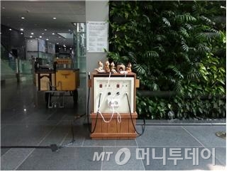 서울시청 본관 1층에 설치된 전동휠체어 충전소.