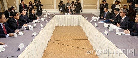 2일 서울 여의도 국회 귀빈식당에서 열린 '신용카드 가맹점 수수료 인하'를 위한 당정협의에서 새누리당 김정훈 정책위의장이 모두발언을 하고 있다. 당과 정부는 이 자리에서 소상공인 신용카드 가맹점 수수료 인하 추진 방향 등을 논의한다. 2015.11.2/뉴스1 <저작권자 © 뉴스1코리아, 무단전재 및 재배포 금지>