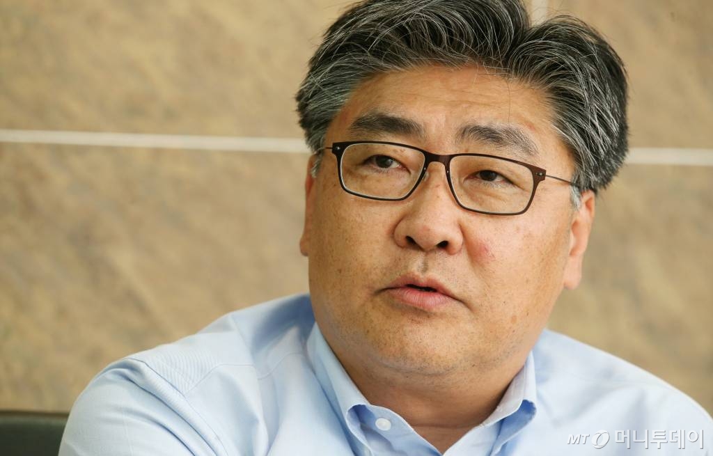 권주안 주택산업연구원장이 서울 영등포구 여의도동 주택건설회관에서 진행된 머니투데이와의 인터뷰에서 공급과잉 우려와 해소 방안에 대해 설명하고 있다. /사진=이동훈 기자