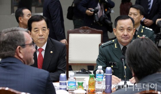 2일 서울 용산구 국방부에서 열린 제47차 한미 안보협의회의(SCM)에 한민구 국방장관과 애슈턴 카터 미 국방장관, 이순진 합참의장이 참석해 있다. /사진=뉴스1