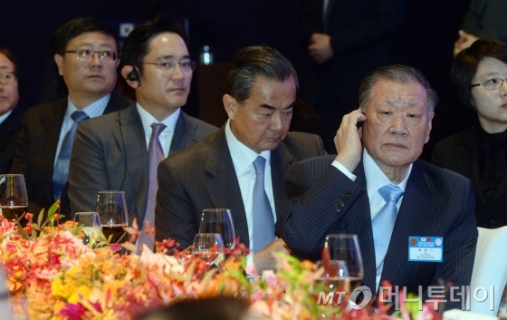 1일 서울 신라호텔에서 열린 '리커창 중국 총리 초청 한국 경제계와의 간담회'에 참석한 한국과 중국 인사들. 사진 오른쪽부터 정몽구 현대차그룹 회장, 왕이 중국 외교부장, 이재용 삼성전자 부회장, 천지닝 중국 환경보호부장/사진제공=사진공동취재단