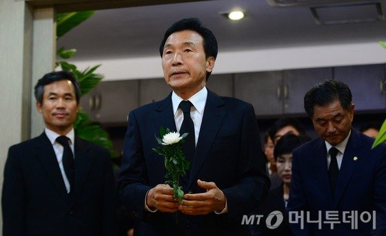 손학규 전 새정치민주연합 상임고문이 5일 오후 서울 서초구 반포동 가톨릭대학교 서울성모병원 장례식장에 마련된 故 박상천 전 민주당 대표(새정치민주연합 상임고문)의 빈소 찾아 조문하고 있다. 박 전 대표는 지병으로 최근 건강이 좋지 않아 투병생활을 해오다 이날 오전 11시께 별세했다. 검사 출신으로 13대 국회에서 입성, 14·15·16·18대 국회의원을 역임하는 등 5선을 지냈다. 발인은 6일, 장지는 경기도 광주의 시안 가족추모공원이다. 2015.8.5/뉴스1 <저작권자 © 뉴스1코리아, 무단전재 및 재배포 금지>