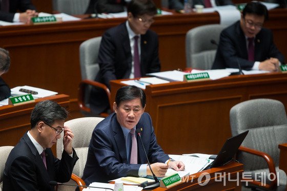 박형준 국회 사무총장이 22일 오후 서울 여의도 국회에서 열린 운영위원회 국회사무처, 국회도서관 등에 대한 국정감사에서 의원들의 질의에 답하고 있다. 2015.10.22/뉴스1