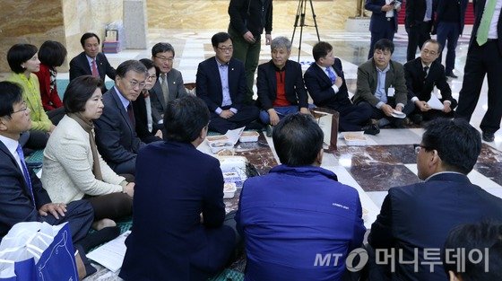 새정치민주연합 문재인 대표가 4일 오후 서울 여의도 국회 로텐더홀 '역사왜곡교과서반대' 농성장에서 전통시장 중소상인들과 카드 수수료 인하 관련 대화를 나누고 있다. 2015.11.4/뉴스1 <저작권자 © 뉴스1코리아, 무단전재 및 재배포 금지>