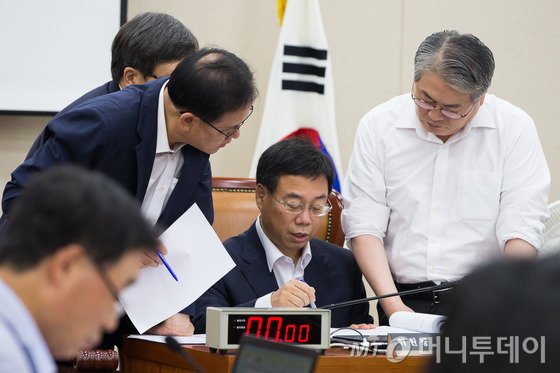 정진엽 보건복지부 장관이 11일 정부세종청사에서 열린 보건복지부에 대한 국회 보건복지위원회의 국정감사 중 의원질의에 답변하고 있다. 정 장관 오른쪽은 장옥주 차관. 2015.9.11/뉴스1  <저작권자 &copy; 뉴스1코리아, 무단전재 및 재배포 금지>