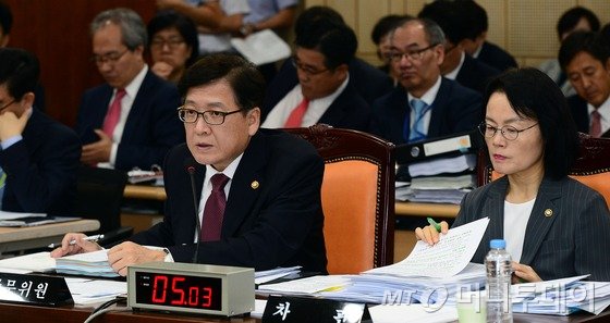 정진엽 보건복지부 장관이 1일 서울 여의도 국회에서 열린 국가감염병관리체계 개선 방안 관련 당정협의에 참석해 김정훈 새누리당 정책위의장의 발언을 경청하고 있다. 정 장관은 이날 "국가감염병관리 체계 마련은 복지부 장관으로서 제게 주어진 첫번째 과제이자 가장 중요한 과제"라고 밝혔다. 2015.9.1/뉴스1  <저작권자 &copy; 뉴스1코리아, 무단전재 및 재배포 금지>