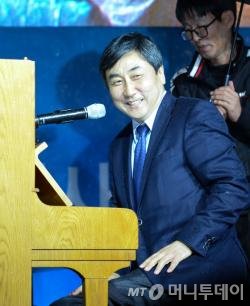 6일 오후 서울 종로구 보신각 앞에서 열린 새정치민주연합 역사교과서 국정화 저지 규탄대회에서 이종걸 원내대표가 피아노 연주를 하고 있다. 2015.11.6/뉴스1  <저작권자 © 뉴스1코리아, 무단전재 및 재배포 금지>