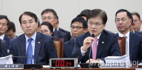 최양희 미래창조과학부 장관이 9일 오후 서울 여의도 국회에서 열린 미래창조과학방송통신위원회 전체회의에서 의원들의 질의에 답변하고 있다./뉴스1