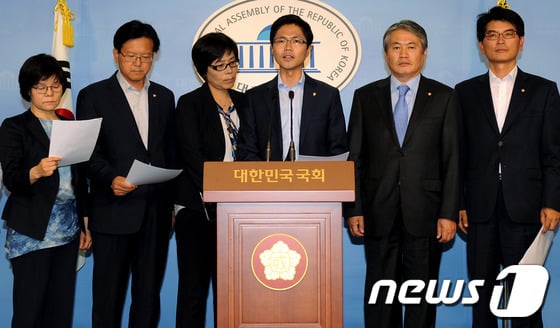 정의화 국회의장이 지난 9월 4일 서울 여의도 켄싱턴호텔에서 열린 대한민국 헌정회 초청 특강에서 '선진한국으로 가는 길'을 주제로 강연하고 있다. 정 의장은 '광복 70주년이자 분단 70주년이 되는 해를 맞아 다시는 다른나라에 휘둘리지 않기 위해서 통일을 이뤄야 한다'며 '4대국과 아시아 국가들의 존경을 받는 나라, 선한 국가, 품격높은 문화강국을 이뤄야 한다'고 강조했다/사진제공=국회