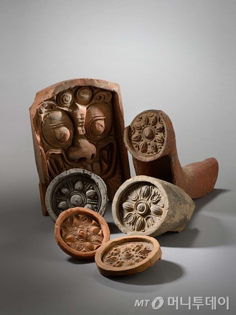 국외소재문화재재단이 서울 종로구 유금와당박물관에서 11일부터 내년 7월16일까지 여는 '돌아온 와전 이우치 컬렉션 전'에 전시된 고구려 기와. /사진제공=국외소재문화재재단