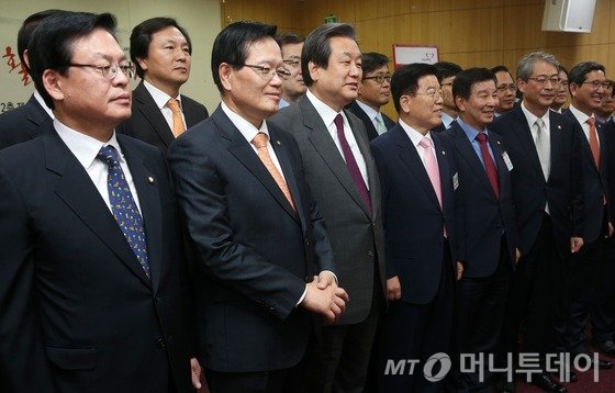 5일 서울 여의도 국회 의원회관에서 열린 새누리당 금융개혁추진위원회 주최 '금융개혁, 돈이 도는 활기찬 경제' 토론회에서 정의화 국회의장과 새누리당 김무성 대표를 비롯한 내빈들이 기념촬영을 하고 있다./사진=뉴스1