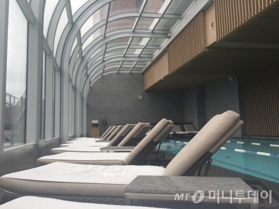 실내수영장도 천정 일부와 한쪽 벽이 통창 유리여서 겨울에도 수영을 즐기기에 좋다/사진=이지혜 기자
