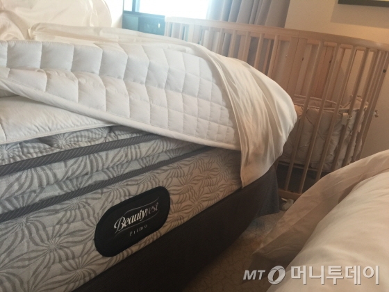 최고급 사양 뷰티레스트 프리모에 거위털 패드를 얹어 한층 포근하게 감싼다/사진=이지혜 기자