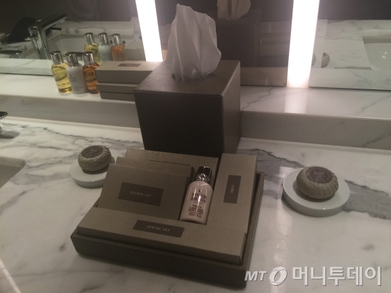 객실 용품으로 영국 왕실에서도 사용하는 몰튼브라운을 쓴다. 칫솔, 목욕타올 등도 갖춰져 있어 편리하다/사진=이지혜 기자