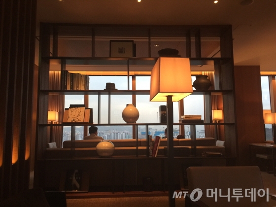 이그제큐티브 플로어. 대저택 응접실, 서재 다이닝 공간을 연상케 한다/사진=이지혜 기자